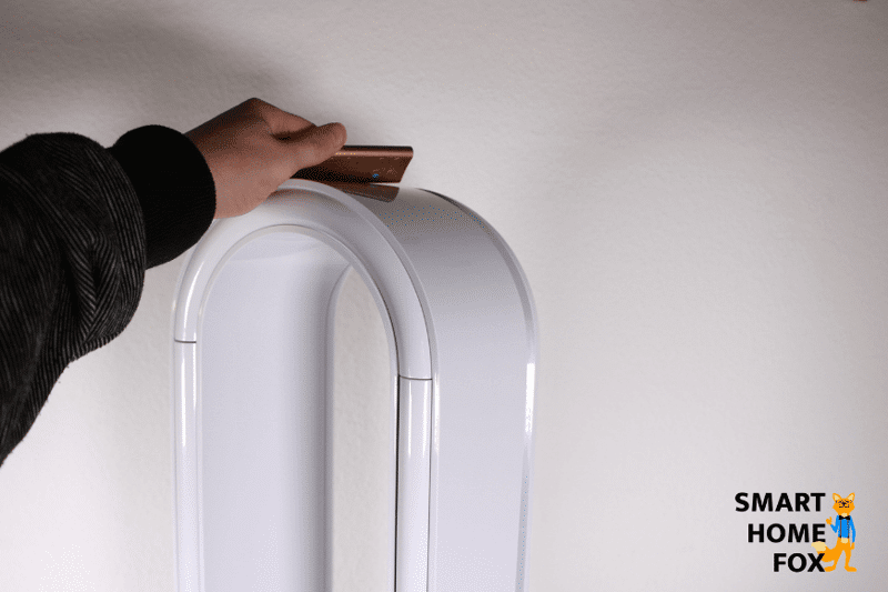 Die Fernbedienung vom Dyson Purifier Humidify+Cool Formaldehyde PH04 wird magnetisch am Turmende befestigt